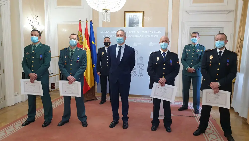 El subdelegado del Gobierno en Palencia, Ángel Miguel Gutiérrez, hace entrega de las medallas al Mérito de Protección Civil, a dos agentes del Cuerpo Superior Nacional de Policía y a dos miembros del Cuerpo de la Guardia Civil.