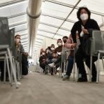 Varias personas acuden a un dispositivo de vacunación contra la Covid-19 en el Hospital de campaña de La Fe, en Valencia