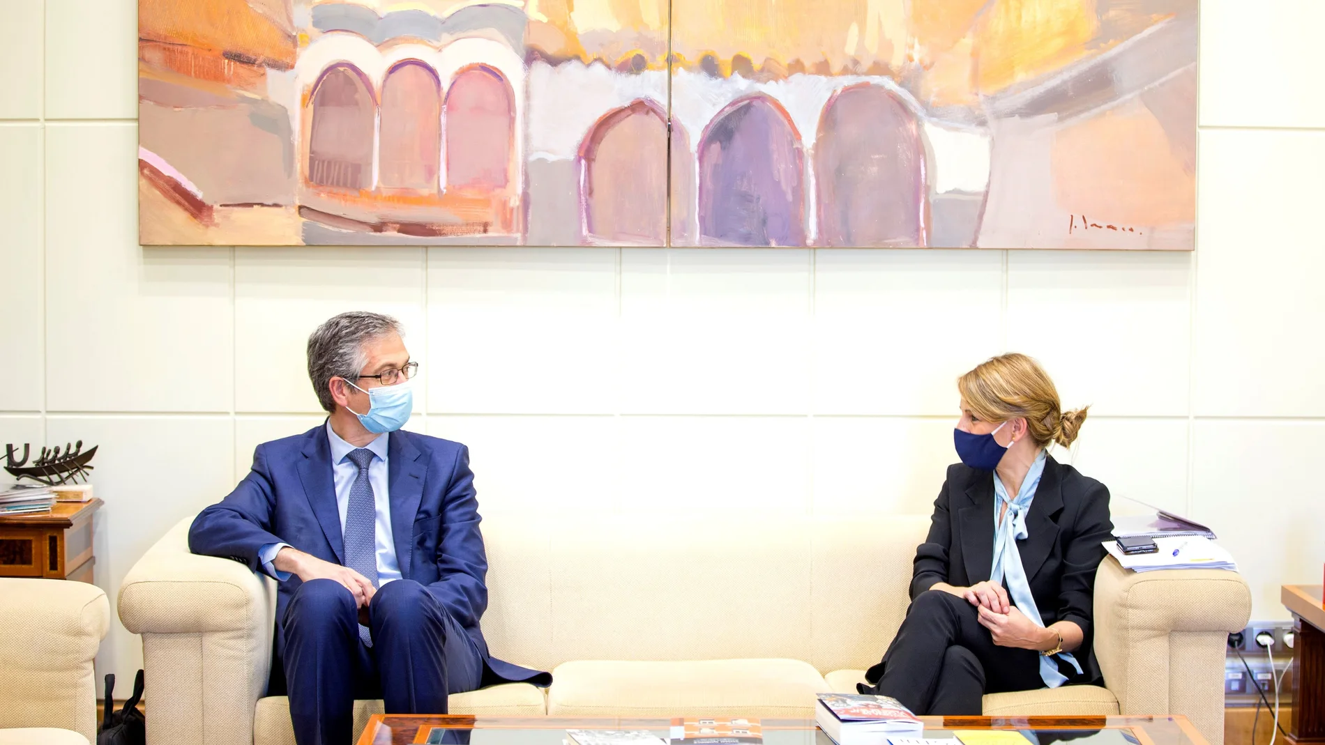 Wl gobernador del Banco de España, Pablo Hernández de Cos, con la ministra de Trabajo, Yolanda Díaz