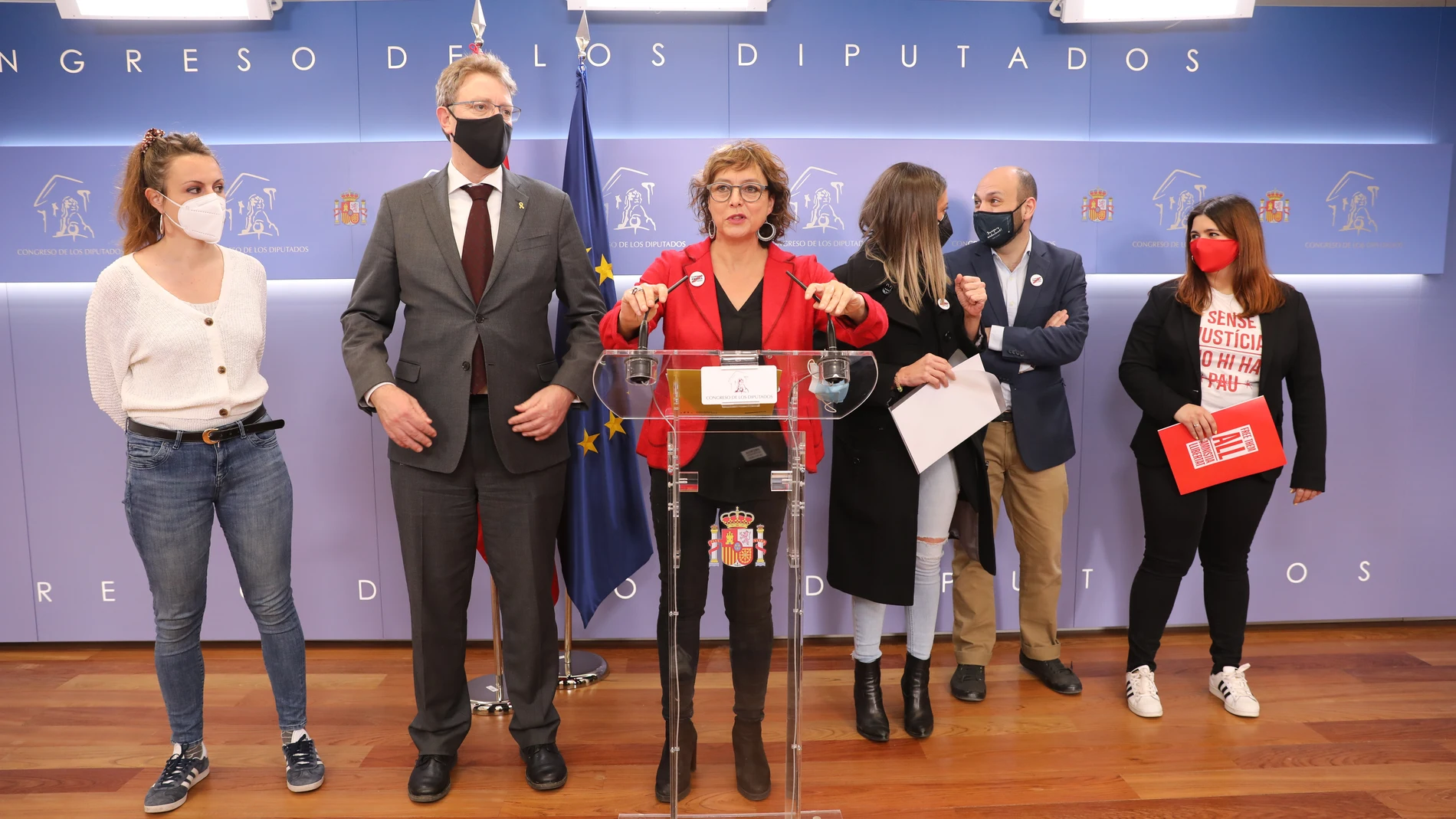 La diputada de ERC, Montserrat Bassa, preside la rueda de prensa acompañada de miembros deJunts, la CUP y el PDeCat en el Congreso de los Diputados, en Madrid