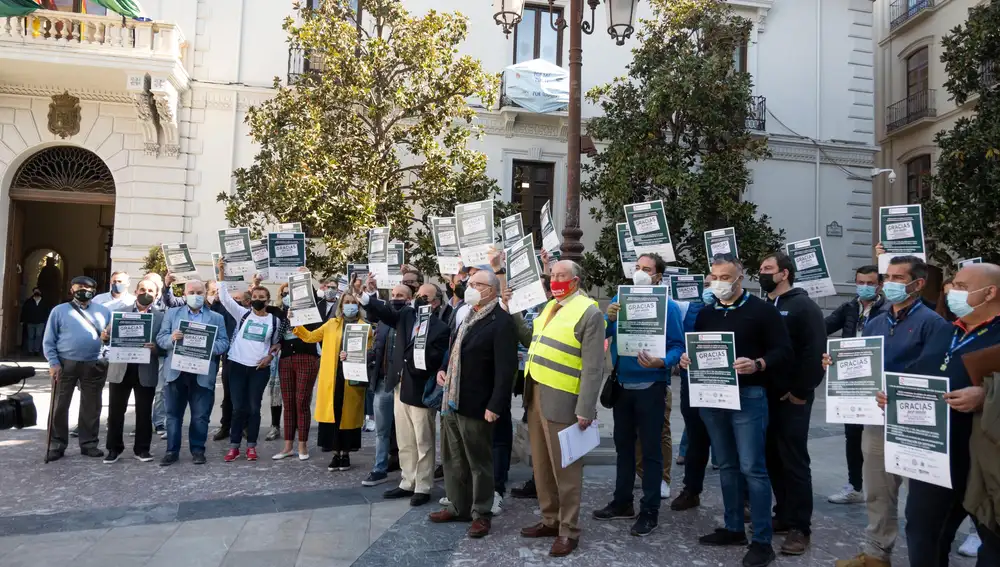 La Federación Provincial de Empresas de Hostelería y el Turismo de Granada y los hosteleros de Granada durante la concentración a las puertas del ayuntamiento de Granada por la situación insostenible de sus negocios por las restricciones del Covid-19.