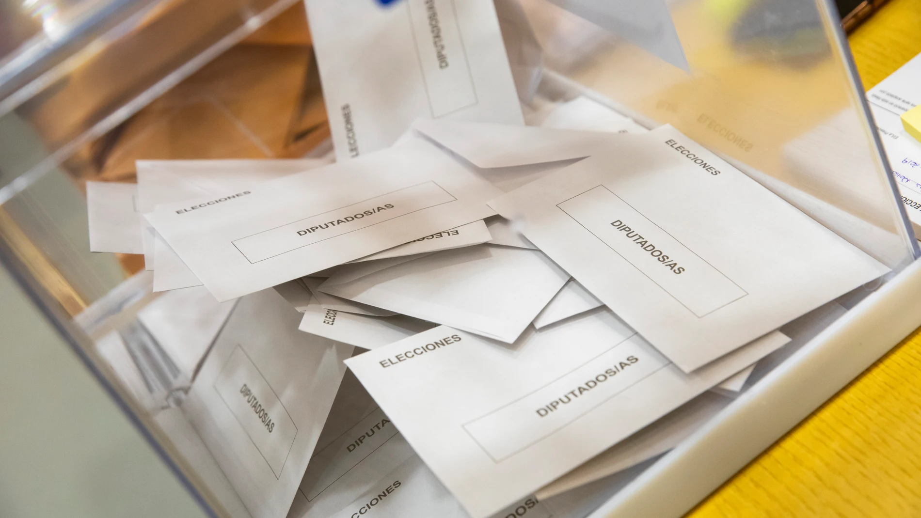 Urnas con papeletas electorales