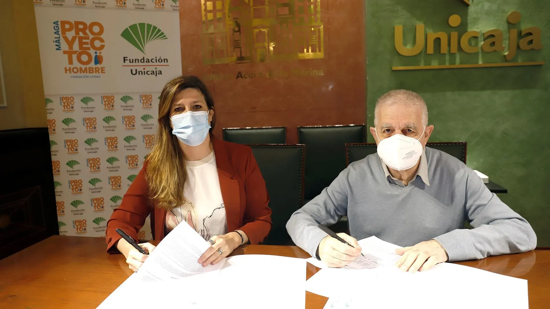 La responsable de Solidaridad Social y Educación de la Fundación Unicaja, Ana Cabrera, y el vicepresidente de la Fundación CESMA-Proyecto Hombre Málaga, Juan Serrano, renuevan su acuerdo
