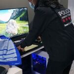 En la imagen, una agente de los Mossos intentando detectar delitos en las redes sociales