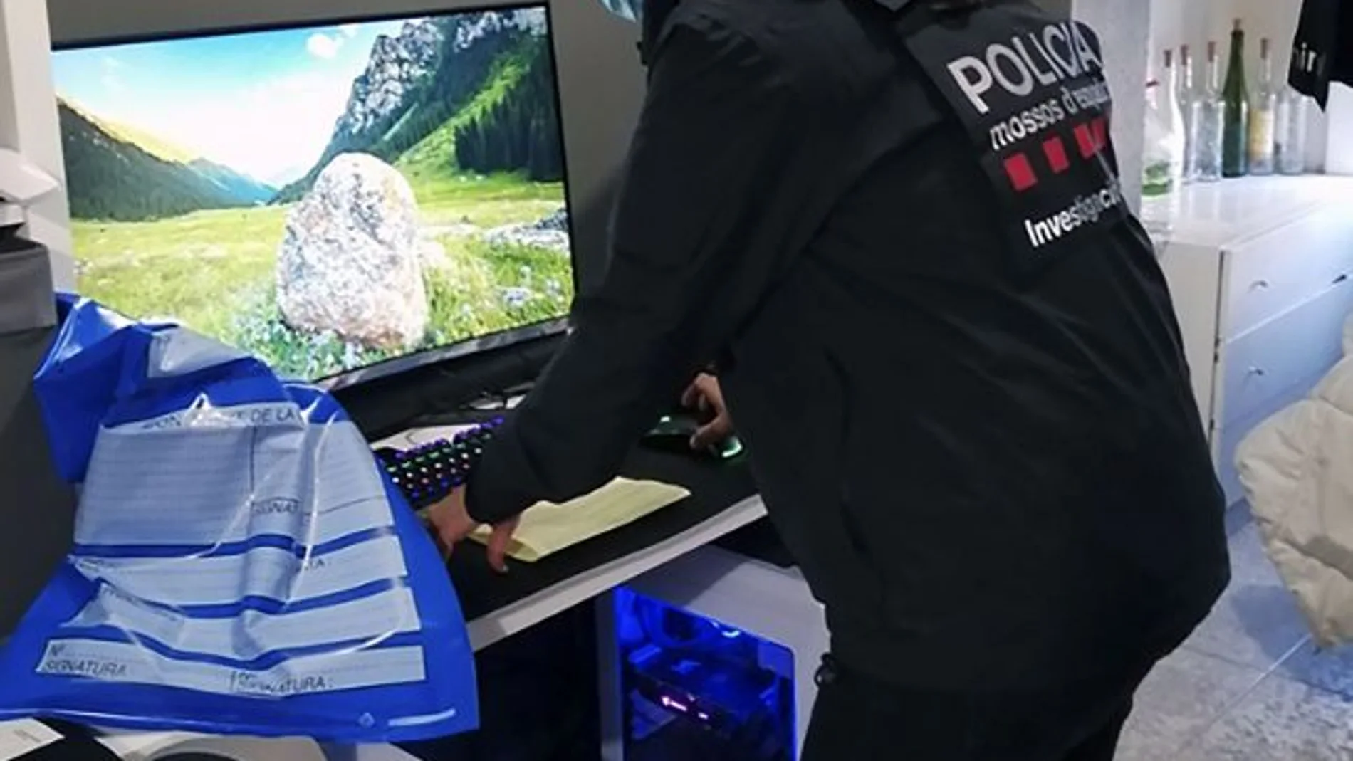 En la imagen, una agente de los Mossos intentando detectar delitos en las redes sociales