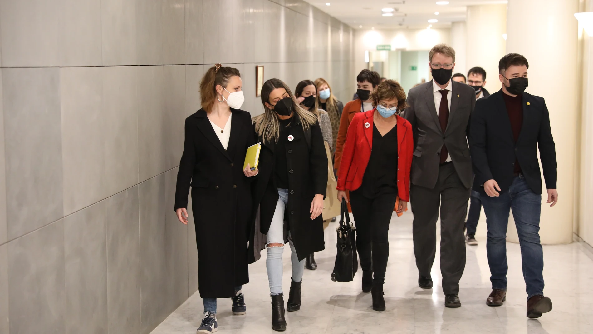 Miembros de Esquerra Republicana, Junts, la CUP y el PDeCat a su llegada a una rueda de prensa convocada en el Congreso de los Diputados.