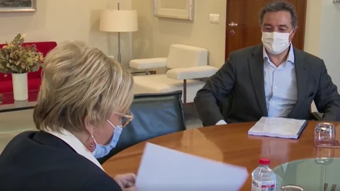 La consellera de Sanidad, Ana Barceló, junto al presidente de la Federación de Fútbol de la Comunitat Valenciana, Salvador Gomar