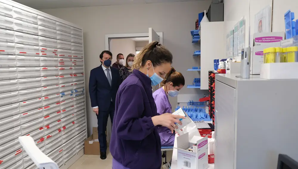 Alfonso Fernández Mañueco y la consejera Isabel Blanco durante su visita a la residencia de mayores "Puente de Hierro" de Palencia