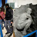  Aparece una estatua de Netanyahu desnudo y defecando a pocos días de las elecciones