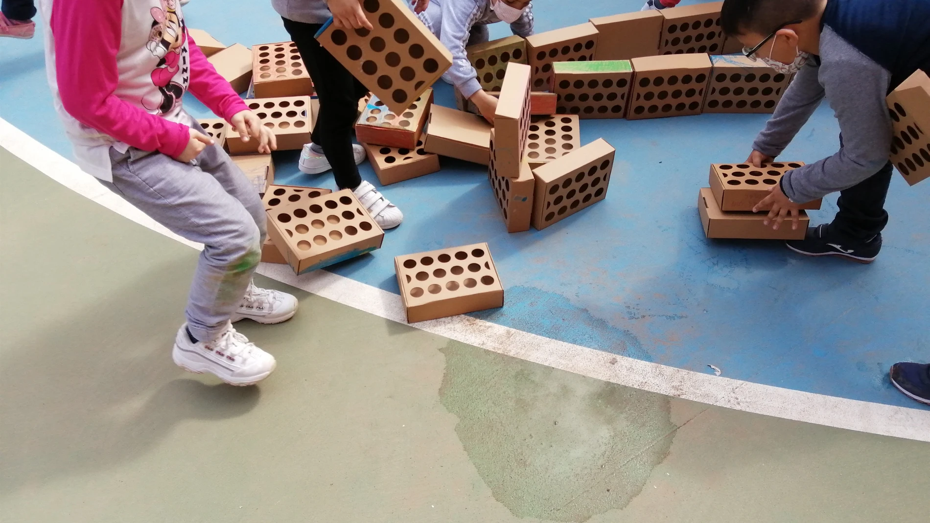 Niños valencianos plantan una falla de 2.000 ladrillos, uno por cada milímetro de distancia social