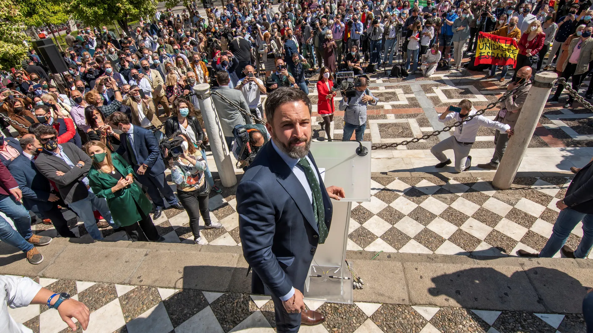 El presidente de Vox, Santiago Abascal, en la rueda de prensa convocada hoy en la Plaza Nueva de Sevilla
