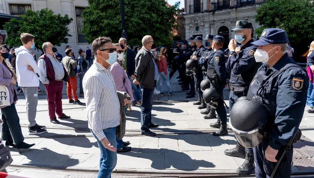 Policías nacionales impiden el paso a personas no acreditadas a la rueda de prensa del presidente de Vox, Santiago Abascal, en la Plaza Nueva