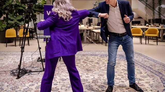 Laurens Dassen, líder de Volt, celebra junto a una compañera el buen resultado del partido europeísta holandés