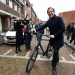 El primer ministro neerlandés, Mark Rutte, depositó a primera hora su voto en su habitual colegio electoral de La Haya, a donde llegó solo, montado en su bicicleta