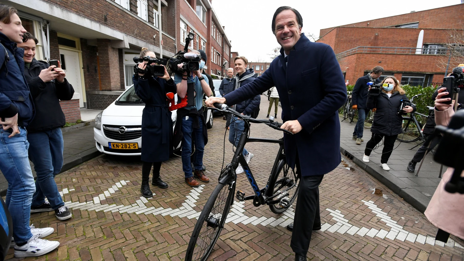 El primer ministro neerlandés, Mark Rutte, depositó a primera hora su voto en su habitual colegio electoral de La Haya, a donde llegó solo, montado en su bicicleta