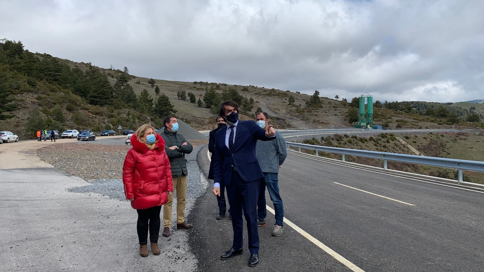 El consejero de Fomento y Medio Ambiente, Juan Carlos Suárez-Quiñones, las obras de la carretera autonómica SO-830, en el tramo entre el Puerto de Santa Inés y el límite con La Rioja