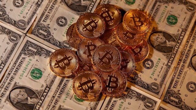 Representación virtual de los bitcoin y los dólares americanos