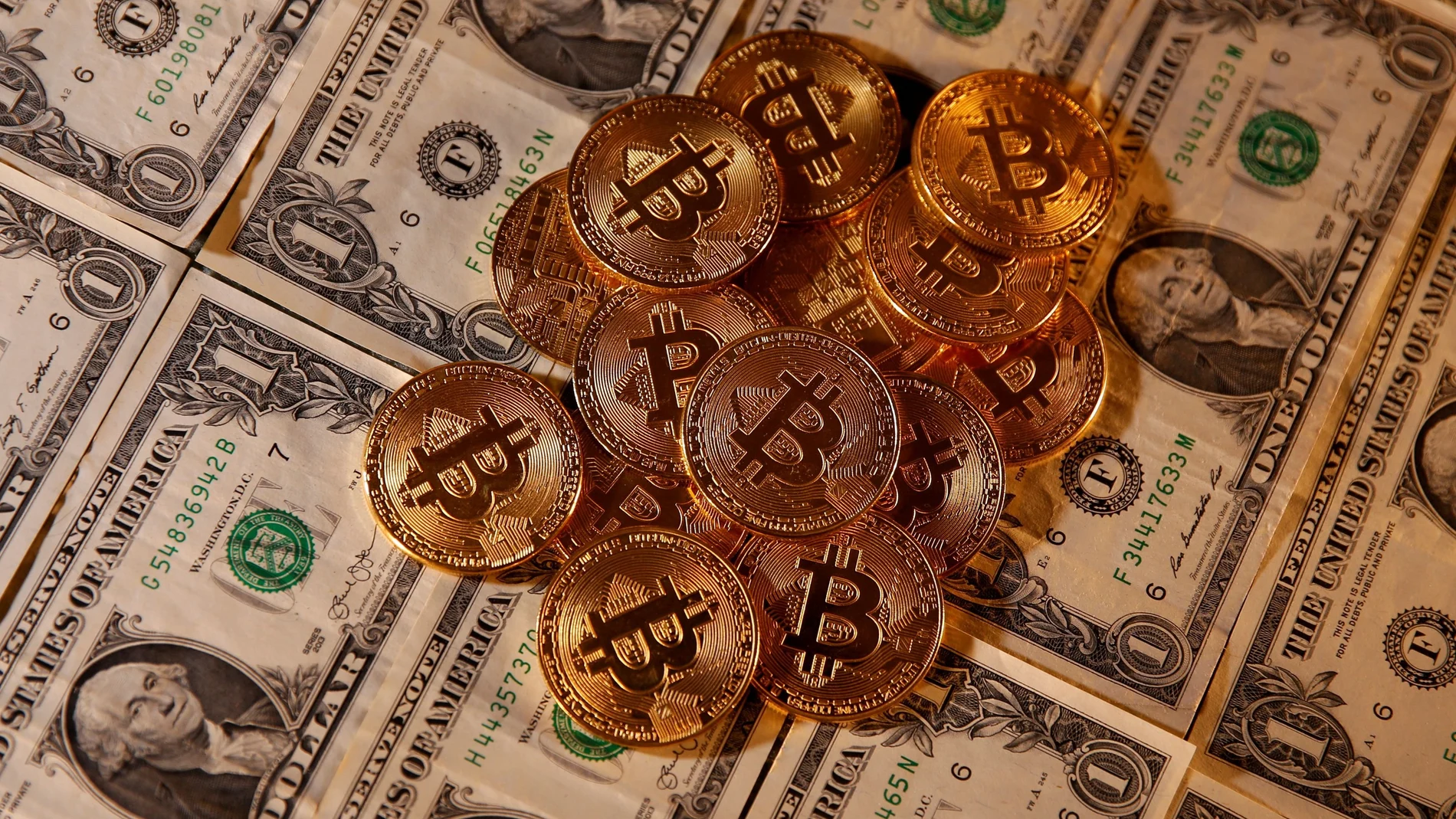 Representación virtual de los bitcoin y los dólares americanos