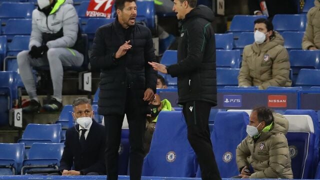 Simeone protesta al cuarto árbitro el posible penalti a Carrasco