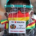 Médicos se manifiestan contra la Ley de Emergencia Sanitaria, que consideran inconstitucional, y contra la "persecución judicial" del Gobierno boliviano, tras la detención de la ex presidenta interina Jeanine Áñez, en La Paz