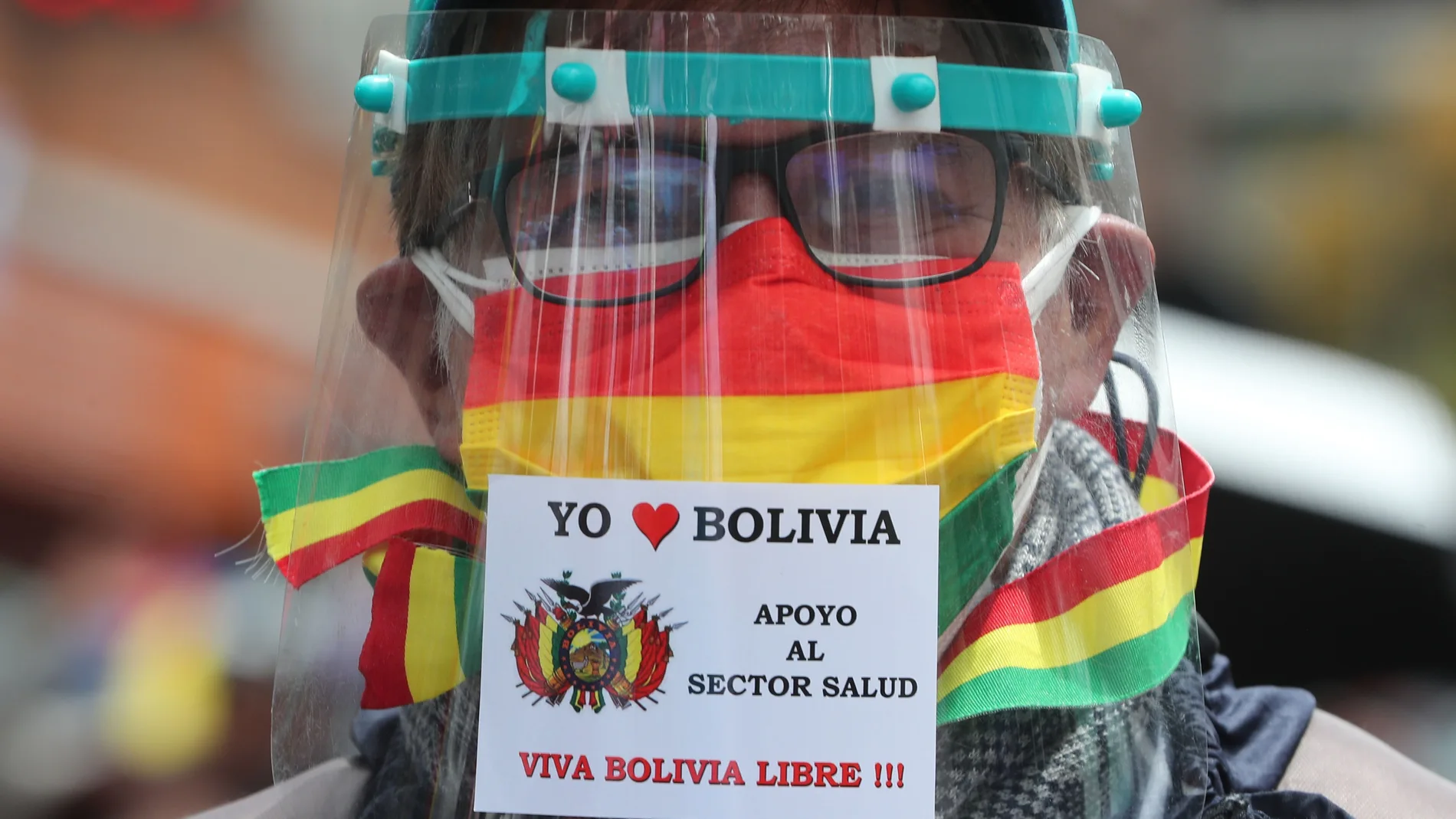 Médicos se manifiestan contra la Ley de Emergencia Sanitaria, que consideran inconstitucional, y contra la "persecución judicial" del Gobierno boliviano, tras la detención de la ex presidenta interina Jeanine Áñez, en La Paz