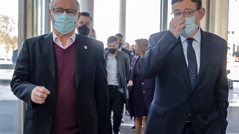 El alcalde de València, Joan Ribó (i), conversa con el presidente de la Generalitat, Ximo Puig, a su llegada al encuentro de alcaldes y alcaldesas de municipios falleros, en el Palacio de Congresos de Valencia