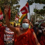 Un monje saluda con tres dedos durante una protesta contra el golpe militar en Mandalay, Myanmar, hoy