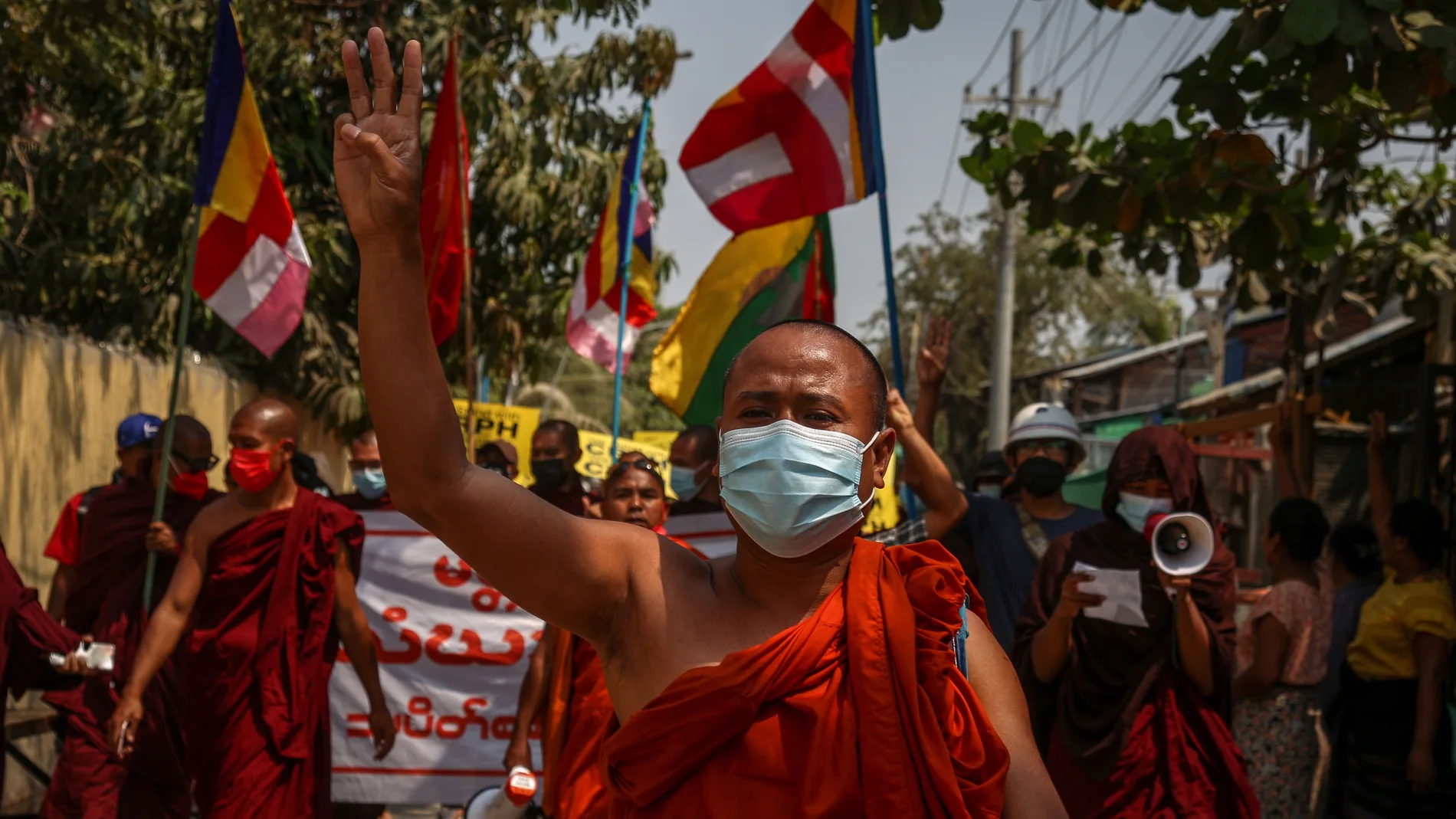 Un monje saluda con tres dedos durante una protesta contra el golpe militar en Mandalay, Myanmar, hoy