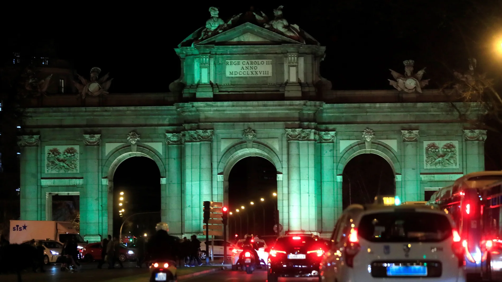 GRAF7090. MADRID, 17/03/2021.- La madrileña Puerta de Alcalá se ilumina de verde en honor de San Patricio, patrón de Irlanda, que se celebra el 17 de marzo. Según la leyenda, San Patricio usó el trébol para explicar la Santísima Trinidad a los paganos, de ahí proviene el color verde de la festividad. EFE/Fernando Alvarado