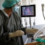 Una sanitaria atiende a un paciente con Covid-19 en el Complejo Hospitalario Universitario de Ferro