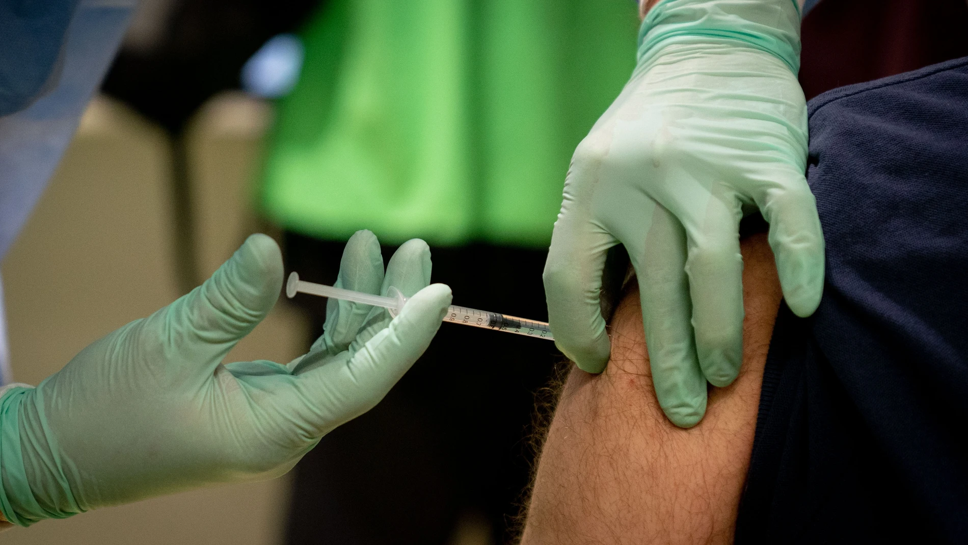 Imagen de archivo de un hombre recibiendo una vacuna contra la Covid-19