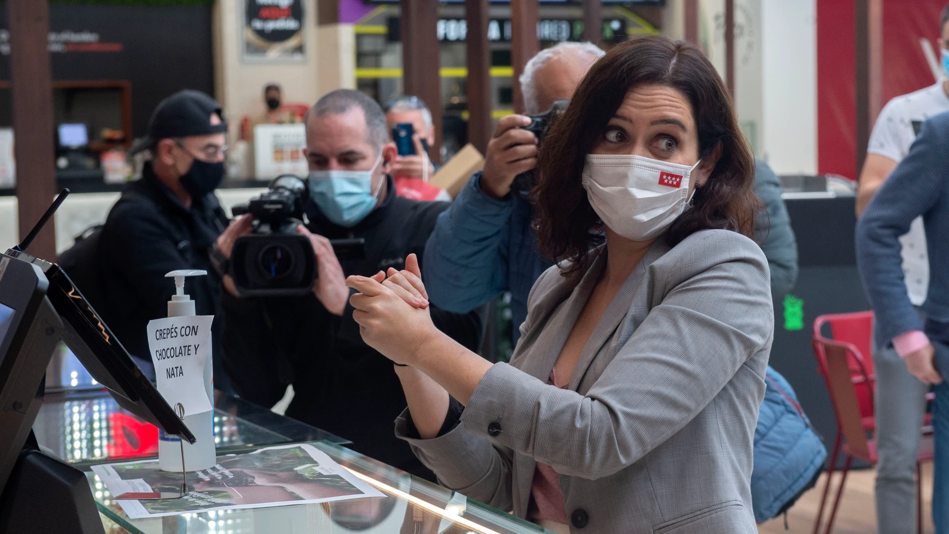 La presidenta de la Comunidad de Madrid, Isabel Díaz Ayuso, se lava las manos durante la presentación de la nueva zona de restauración del centro comercial Intu Xanadú, en Arroyomolinos