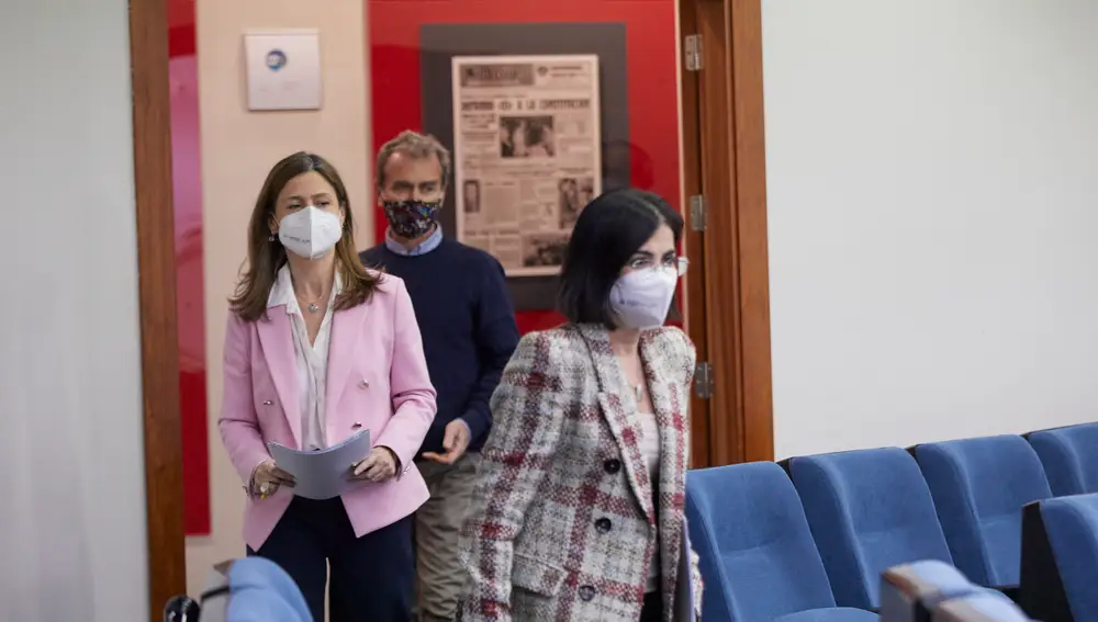 (i-d)La directora de la Agencia Española de Medicamentos y Productos Sanitarios (AEMPS), María Jesús Lamas, el director del Centro de Alertas y Emergencias Sanitarias, Fernando Simón y la ministra de Sanidad, Carolina Darias, entran a dar una rueda de prensa convocada ante los medios, en el Complejo de La Moncloa, Madrid, (España), a 18 de marzo de 2021. La convocatoria se realiza con el fin de realizar un seguimiento de la pandemia por Covid-19 en España e informar de las cifras de contagiados y fallecidos en las últimas horas.18 MARZO 2021EUROPA PRESS/J. Hellín. POOL18/03/2021