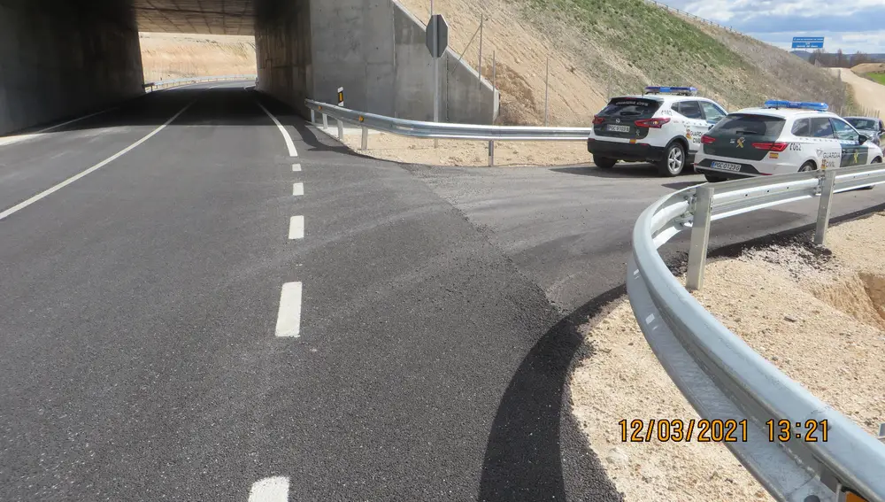 La Guardia Civil investiga a un hombre que ha convertido en discontinua una línea continua de la N-122
