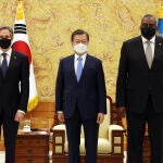 El presidente de Corea del Sur, Moon Jae-in (C), con el Secretario de Estado de Estados Unidos, Antony Blinken (L), y el Secretario de Defensa, Lloyd Austin, durante su reunión el pasado mes de marzo