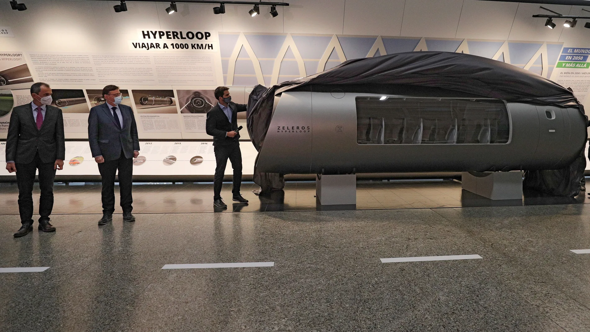 El presidente valenciano, Ximo Puig, y el ministro de Ciencia e Innovación, Pedro Duque, asisten a la presentación del vehículo hyperloop de Zeleros