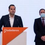 El exvicepresidente madrileño Ignacio Aguado (i) acompañado por el portavoz nacional de Ciudadanos, Edmundo Bal