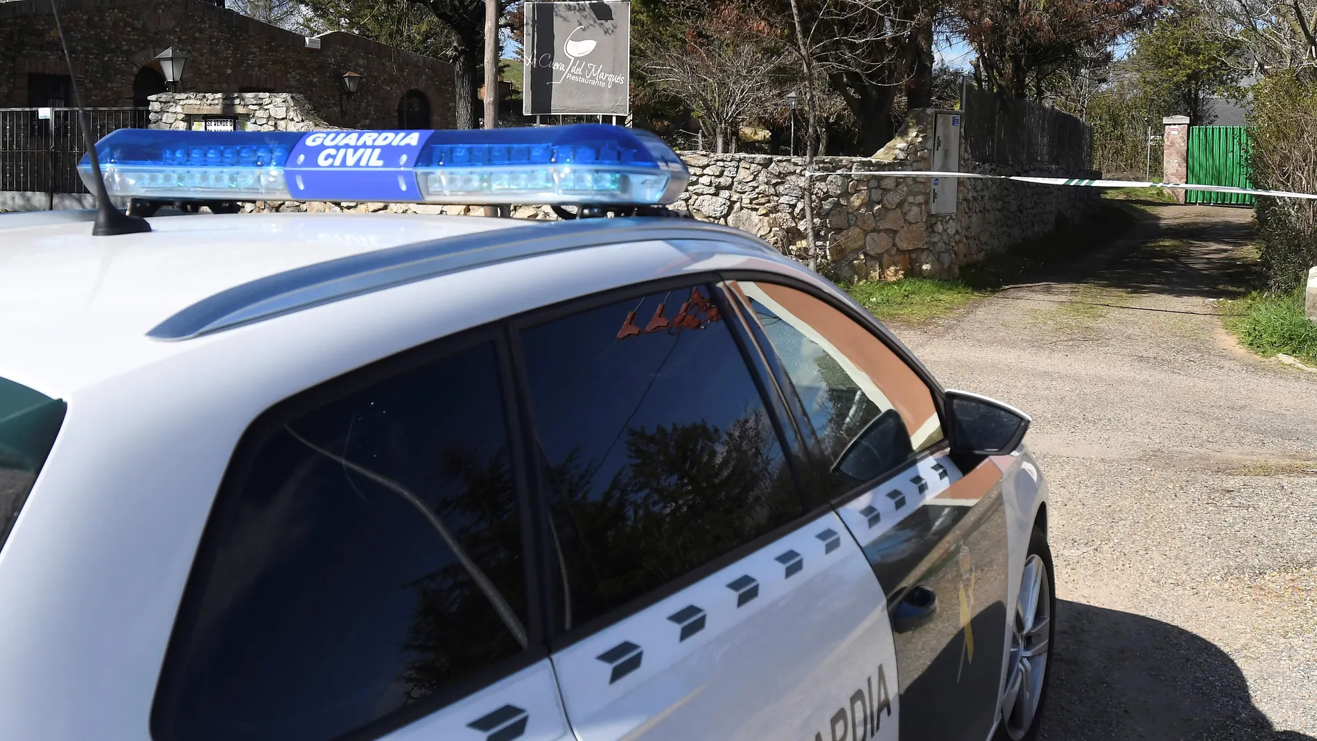 Coche de la Guardia Civil junto a la casa de la localidad leonesa de Cembranos, donde ha sido hallada muerta una joven de 20 años que trabajaba en un club de alterne de la zona. Un hombre y una mujer han sido detenidos por la Guardia Civil por la muerte violenta de la joven