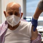 José Mariscal, de 97 años, recibe la segunda dosis de la vacuna de la farmaceútica Pfizer contra el Covid19, en el centro de Salud Sanchinarro, en Madrid.- EFE/Mariscal