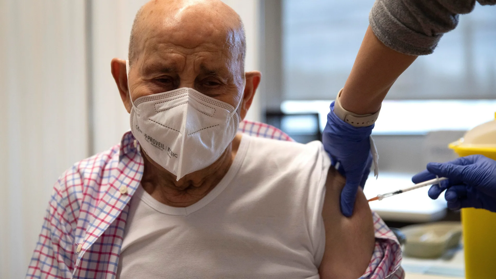 José Mariscal, de 97 años, recibe la segunda dosis de la vacuna de la farmaceútica Pfizer contra el Covid19, en el centro de Salud Sanchinarro, en Madrid.- EFE/Mariscal