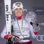 La ganadora Lara Gut-Behrami de Suiza celebra con el globo de cristal durante la ceremonia del podio de la clasificación general del Super-G femenino en las finales de la Copa del Mundo de Esquí Alpino de la FIS, en Lenzerheide, Suiza(Suiza) EFE/EPA/JEAN-CHRISTOPHE BOTT