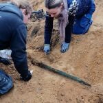 Dos expertos desentierran la espada, que data de la fase final de la Edad de Bronce danesa