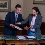 Firma del acuerdo de Gobierno entre Pedro Sánchez y Pablo Iglesias
