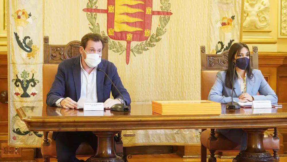 El alcalde de Valladolid, Óscar Puente, preside el acto junto a la concejala Carmen Jiménez
