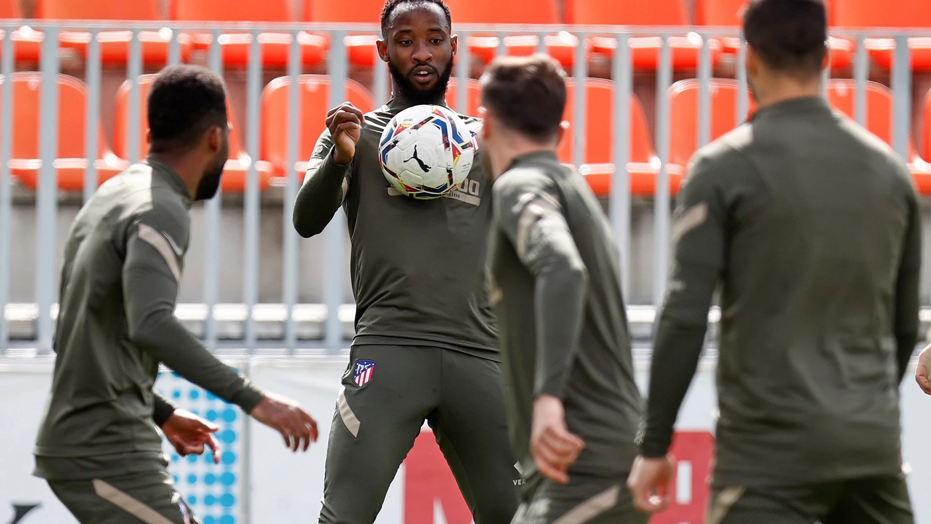 Moussa Dembélé controla un balón en un entrenamiento del Atlético de Madrid