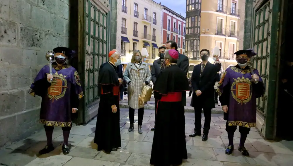Óscar Puente y Pilar del Olmo conversan con Ricardo Blázquez y Luis Argüello en la entrada a la Catedral