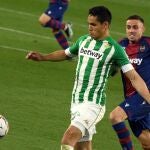 Aïssa Mandi, con el Betis.