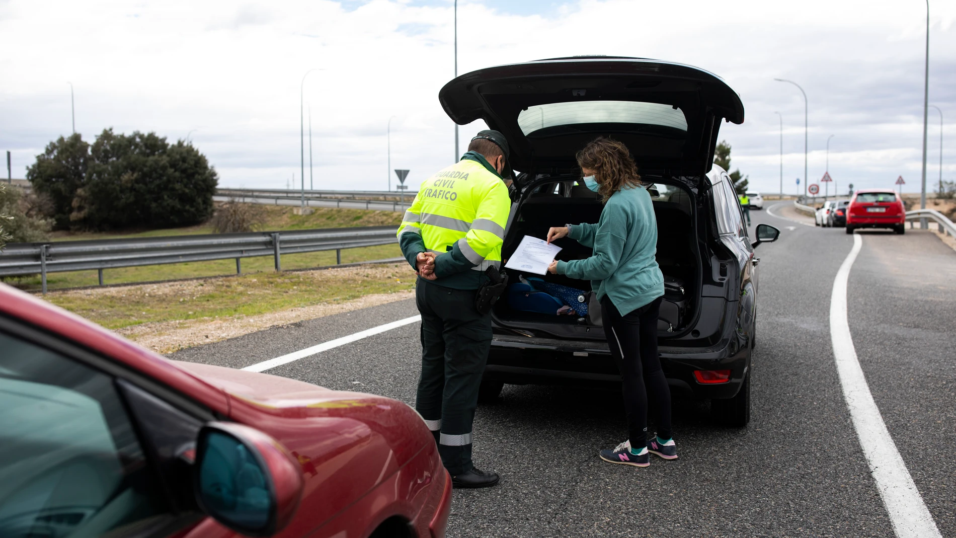 Control de trafico de la Guardia Civil a la altura de Ocaña en la Autovia de Andalucía A-4, y como operativo del Puente de San José por el estado de cierre de las autonomías en estas fechas.