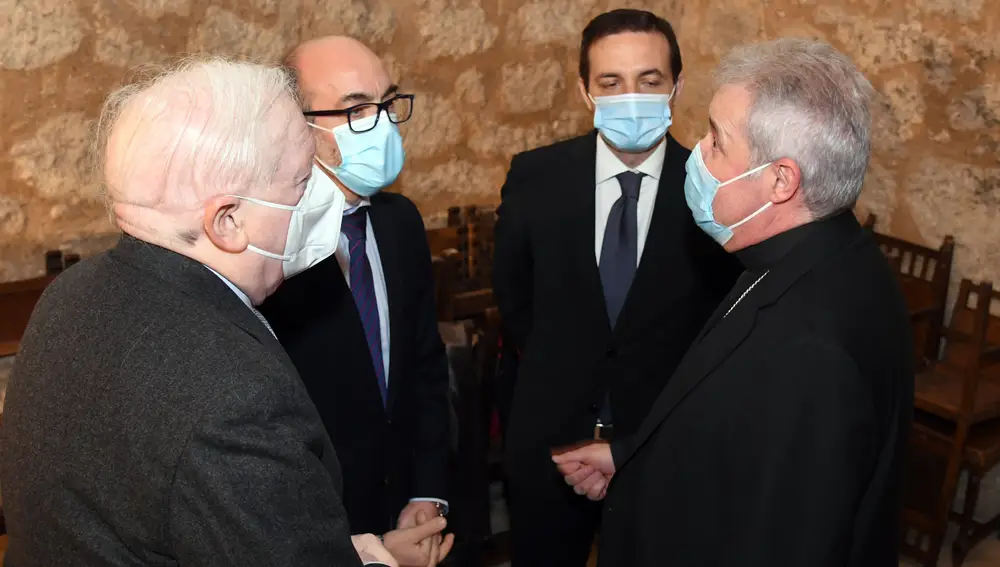 El consejero de Cultura y Turismo, Javier Ortega (2I), y el presidente de la Fundación VIII Centenario de la Catedral. Burgos 2021, Mario Iceta (D), firman un Protocolo de colaboración, acompañados por el vicepresidente de la Fundación VIII Centenario de la Catedral. Burgos 2021, Antonio Méndez Pozo (I), y el vicepresidente de Cultura Raúl Fernández Sobrino (2D)