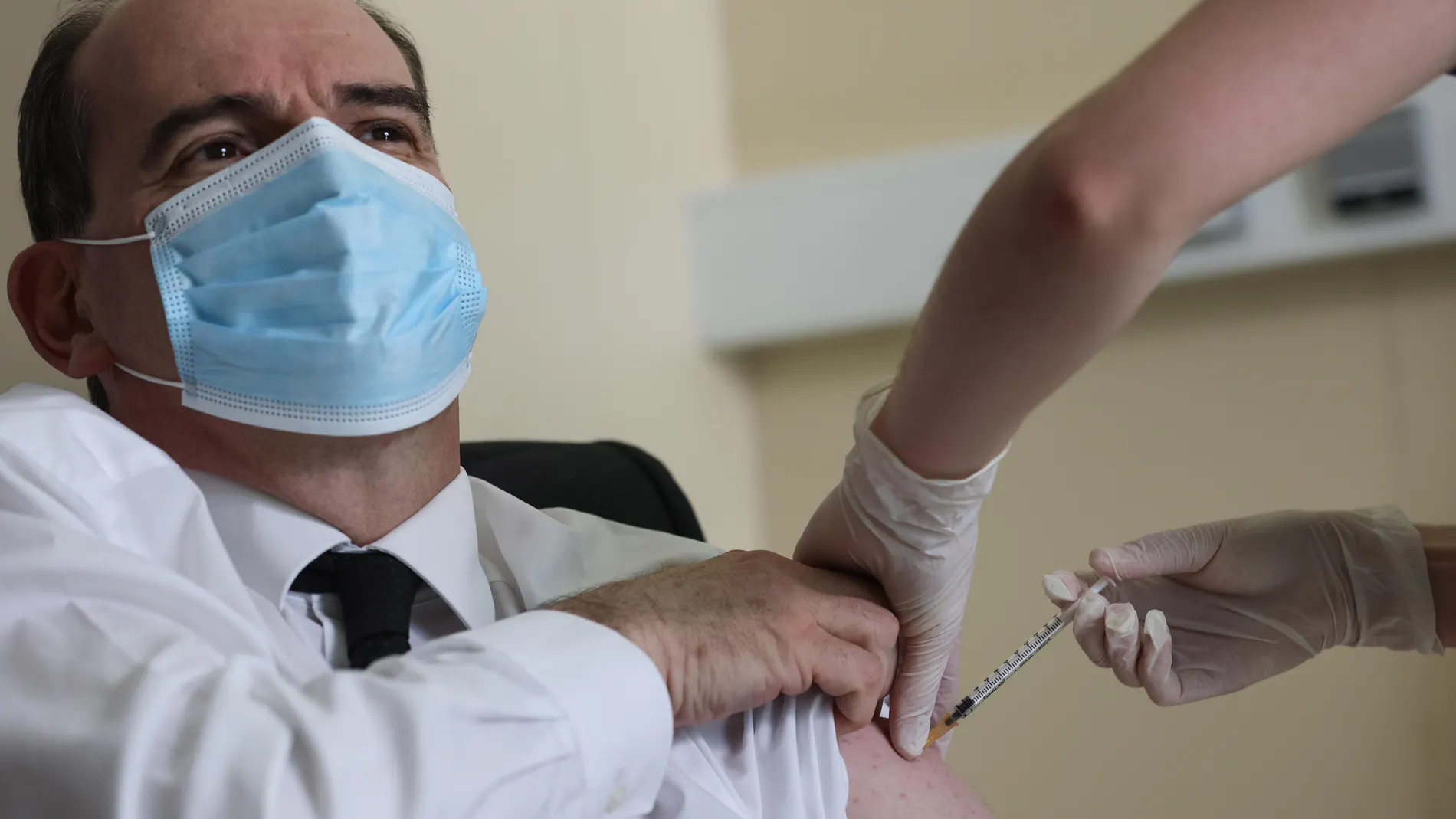 El primer ministro de Francia, Jean Castex, recibe la vacuna de AstraZeneca contra la Covid-19